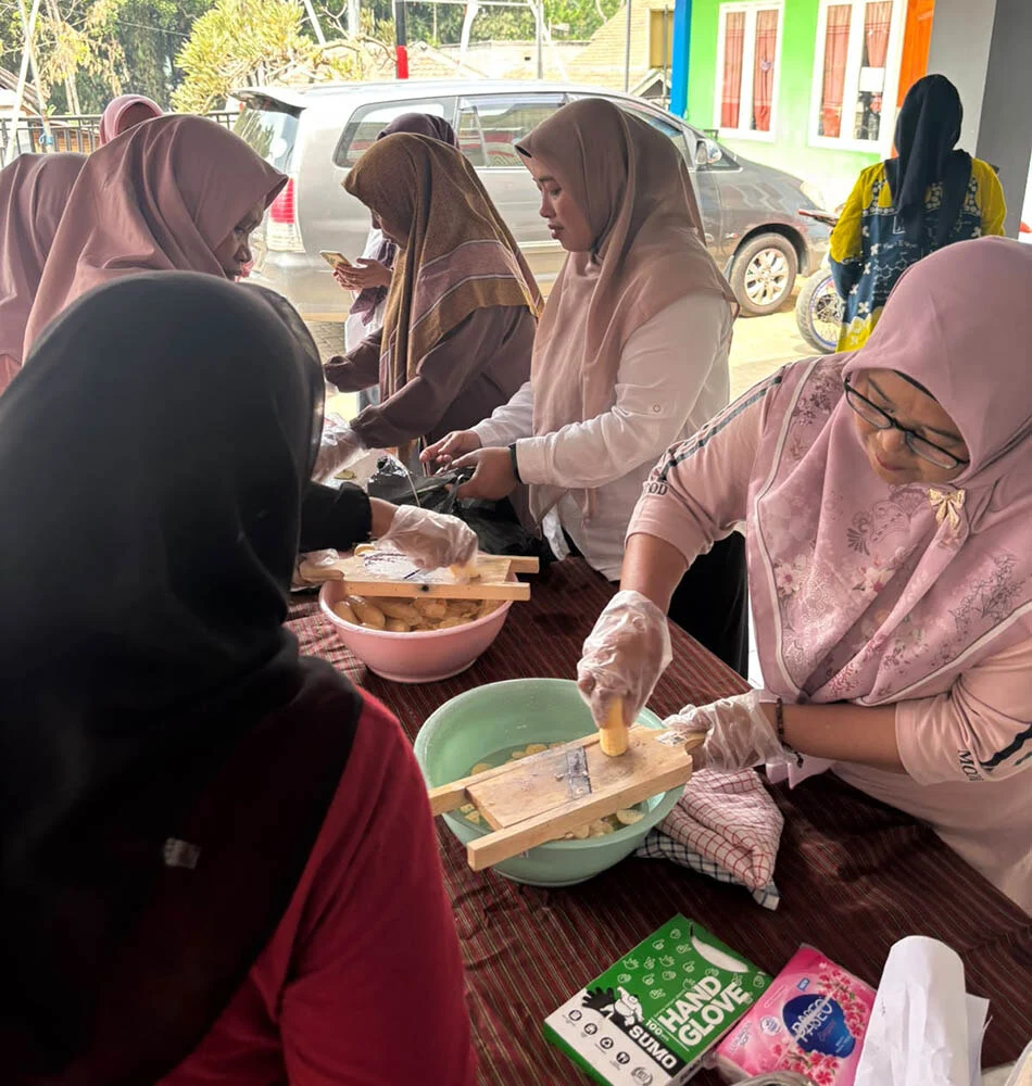 Universitas Negeri Malang Dampingi Warga Benjor Olah Pisang Rojomolo Jadi Tepung