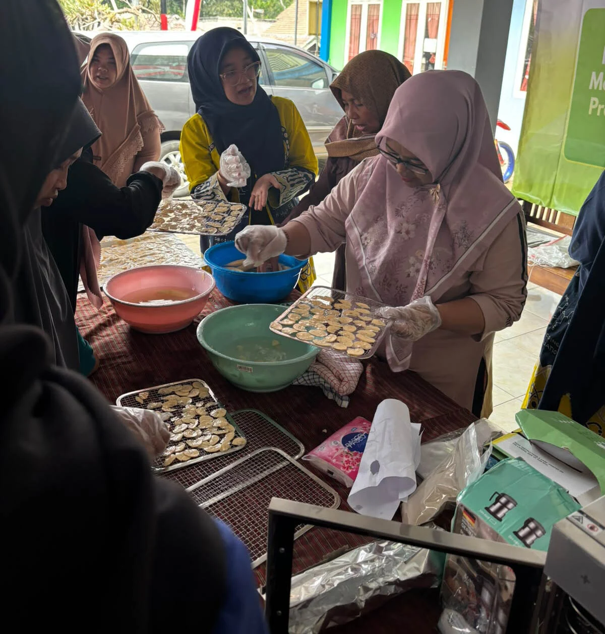 Universitas Negeri Malang Dampingi Warga Benjor Olah Pisang Rojomolo Jadi Tepung