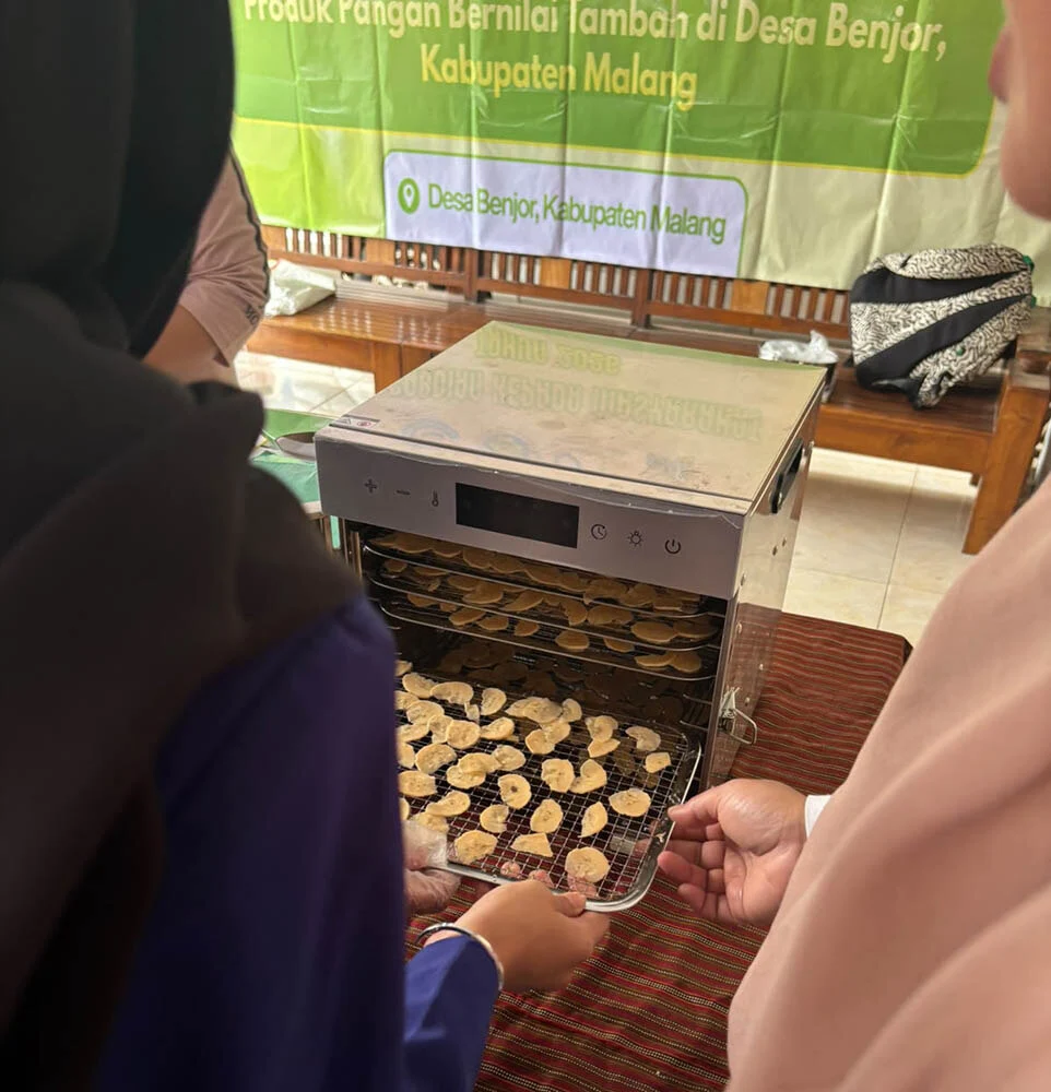 Universitas Negeri Malang Dampingi Warga Benjor Olah Pisang Rojomolo Jadi Tepung