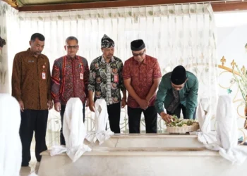 Wali Kota Batu Nurochman beserta jajaran saat ziarah makam Mbah Batu jelang HUT Kota Batu ke-25. Foto: Dok.