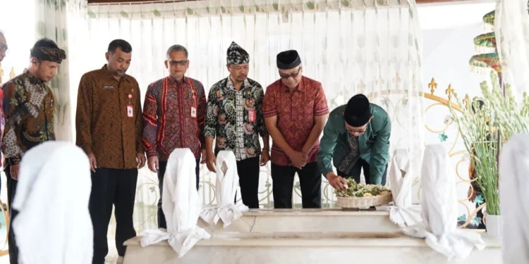 Wali Kota Batu Nurochman beserta jajaran saat ziarah makam Mbah Batu jelang HUT Kota Batu ke-25. Foto: Dok.