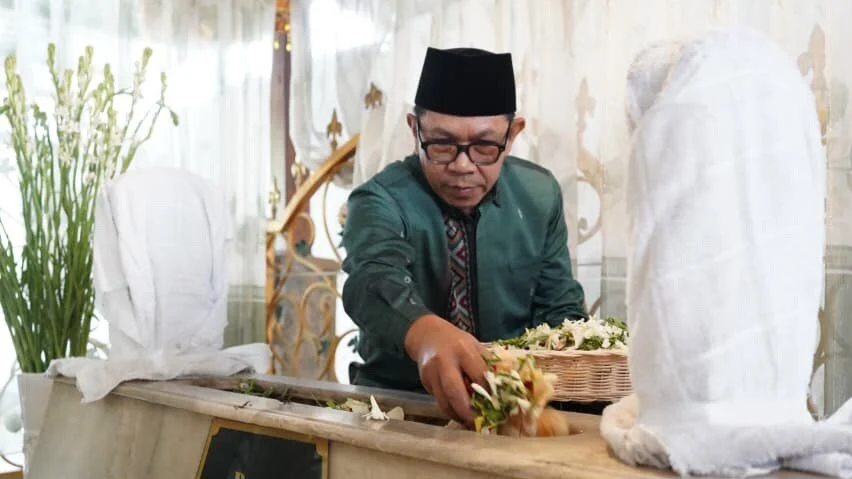 Wali Kota Batu Nurochman beserta jajaran saat ziarah makam Mbah Batu jelang HUT Kota Batu ke-25. Foto: Dok.
