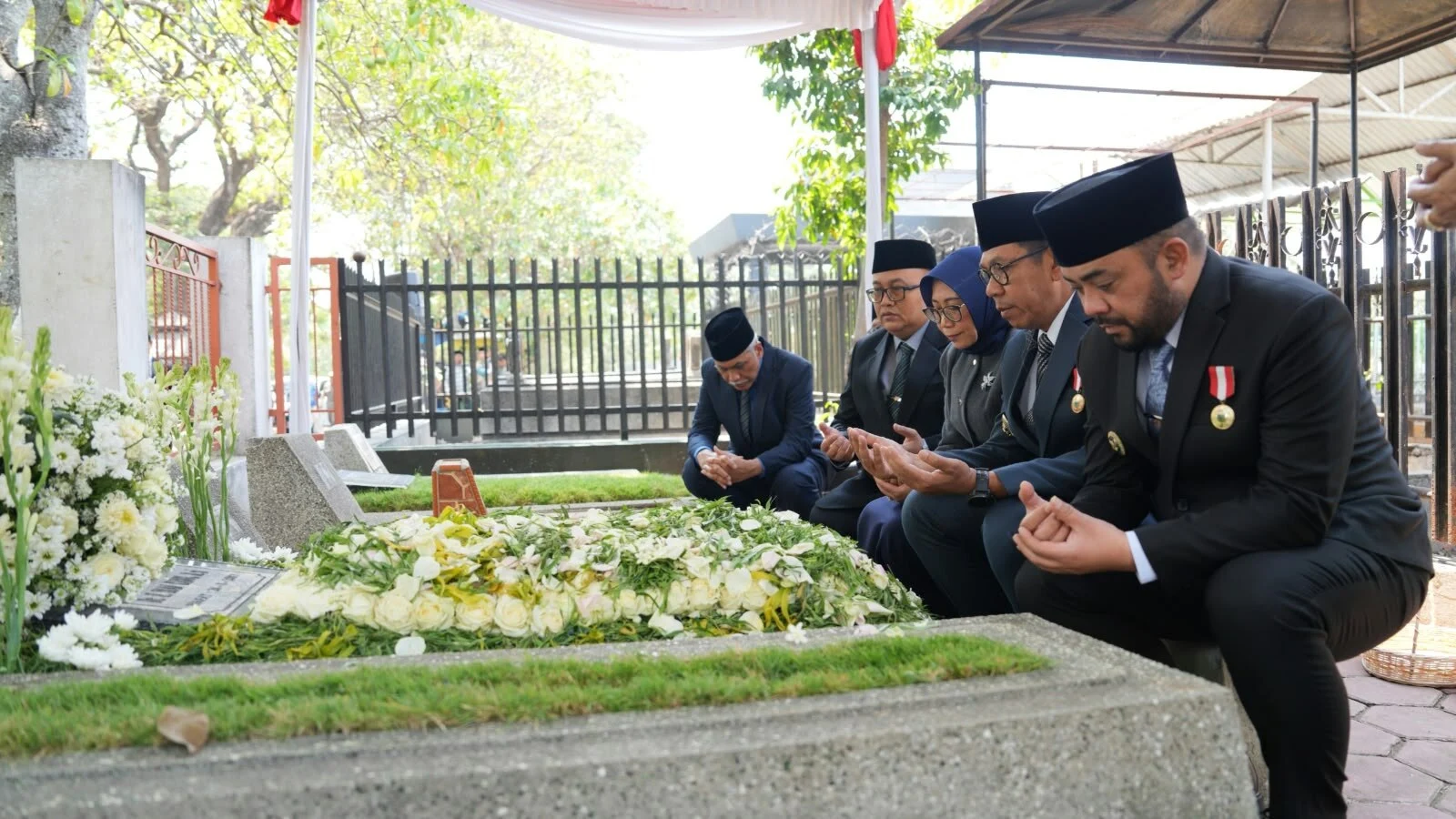 Wali Kota Batu Nurochman dan Wawali Heli Suyanto saat berziarah ke makam mantan Wali Kota Batu Eddy Rumpoko dan Imam Kabul. Foto: Dok.