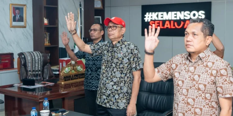 Wakil Menteri Sosial (Wamensos) Agus Jabo Priyono saat menutup Pelatihan Pengasuhan bagi Wali Asuh Sekolah Rakyat. Foto/dok