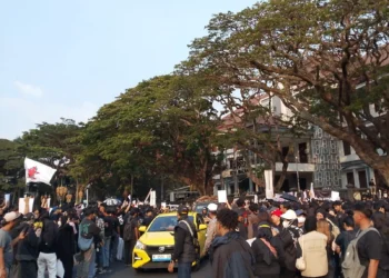 Gelombang aksi demo di Kota Malang di dua tahun Prabowo-Gibran ajak pengendara bunyikan klakson untuk koruptor. (Foto/M Sholeh)