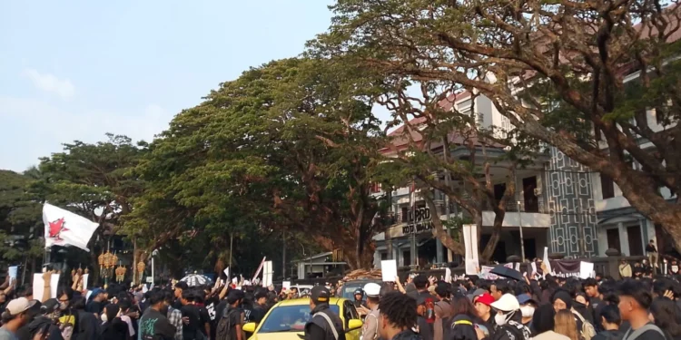 Gelombang aksi demo di Kota Malang di dua tahun Prabowo-Gibran ajak pengendara bunyikan klakson untuk koruptor. (Foto/M Sholeh)