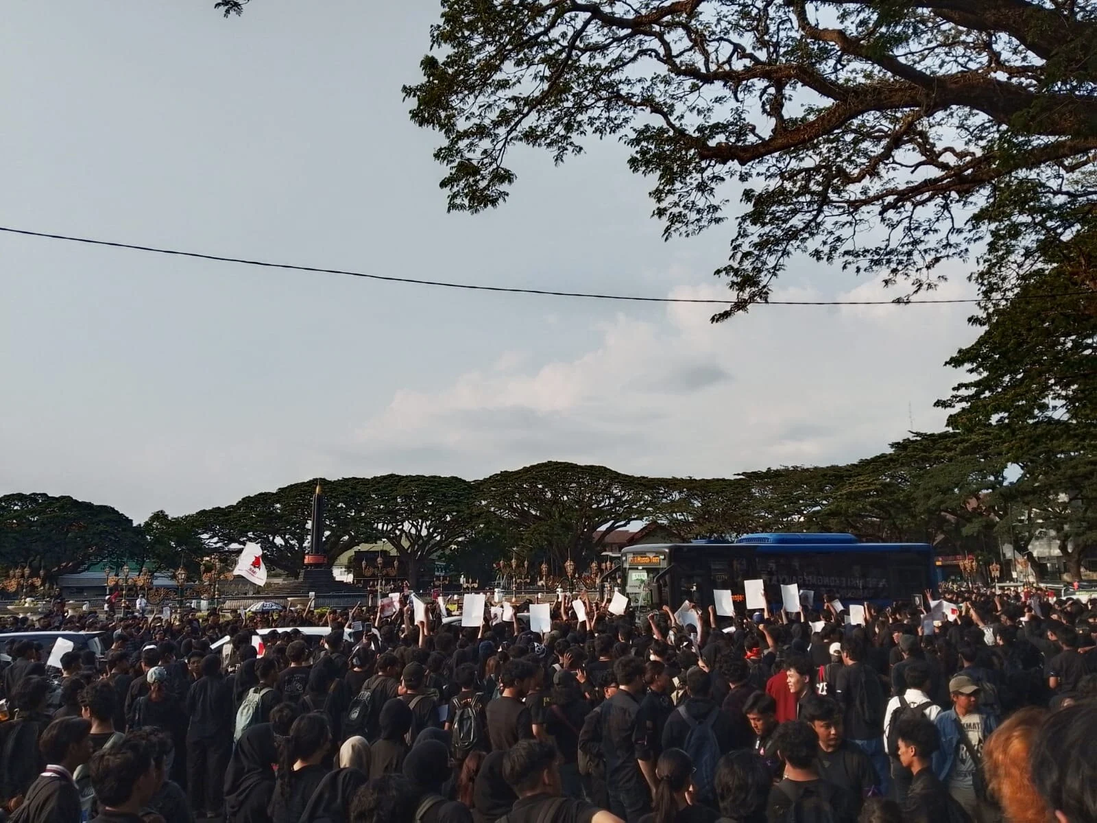 Gelombang aksi demo di Kota Malang di dua tahun Prabowo-Gibran ajak pengendara bunyikan klakson untuk koruptor. (Foto/M Sholeh)