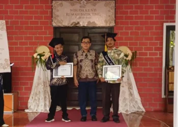 Wildani, Teman Tuli yang Jadi Wisudawan Terbaik Rumah Batik TBIG Pekalongan