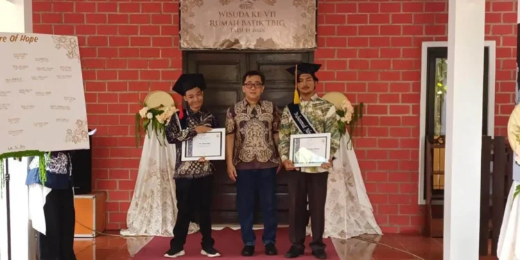 Wildani, Teman Tuli yang Jadi Wisudawan Terbaik Rumah Batik TBIG Pekalongan
